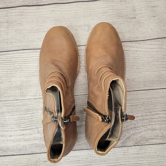 Caterpillar Irena Bellow Flyaway Tan Scrunch Front Ankle Booties, NWOT, 7 - Picture 6 of 10